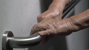 Ηλικιωμένη εκμετάλλευση χεριών γυναικών στο κιγκλίδωμα για την υποστήριξη απόθεμα βίντεο Ηλικιωμένη εκμετάλλευση χεριών γυναικών στο κιγκλίδωμα για την υποστήριξη απόθεμα βίντεο