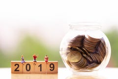 Ηλικιωμένοι άνθρωποι και ξύλινη λέξη 2019 φραγμών στο υπόβαθρο φύσης αποταμίευση χρημάτων στοκ εικόνες με δικαίωμα ελεύθερης χρήσης Ηλικιωμένοι άνθρωποι και ξύλινη λέξη 2019 φραγμών στο υπόβαθρο φύσης αποταμίευση χρημάτων στοκ εικόνες με δικαίωμα ελεύθερης χρήσης