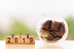 Ηλικιωμένοι άνθρωποι και ξύλινη λέξη 2019 φραγμών στο υπόβαθρο φύσης αποταμίευση χρημάτων στοκ φωτογραφίες Ηλικιωμένοι άνθρωποι και ξύλινη λέξη 2019 φραγμών στο υπόβαθρο φύσης αποταμίευση χρημάτων στοκ φωτογραφίες