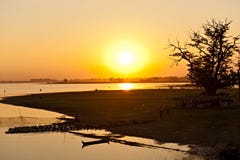 Ηλιοβασίλεμα από Amarapura τη γέφυρα, Myanmar. στοκ εικόνες με δικαίωμα ελεύθερης χρήσης Ηλιοβασίλεμα από Amarapura τη γέφυρα, Myanmar. στοκ εικόνες με δικαίωμα ελεύθερης χρήσης