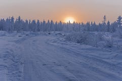 Ηλιοβασίλεμα και sunrises 33c ural χειμώνας θερμοκρασίας της Ρωσίας τοπίων Ιανουαρίου Πορτοκαλιοί ουρανός και σκιαγραφίες των δέν Στοκ φωτογραφία με δικαίωμα ελεύθερης χρήσης Ηλιοβασίλεμα και sunrises 33c ural χειμώνας θερμοκρασίας της Ρωσίας τοπίων Ιανουαρίου Πορτοκαλιοί ουρανός και σκιαγραφίες των δέν Στοκ φωτογραφία με δικαίωμα ελεύθερης χρήσης