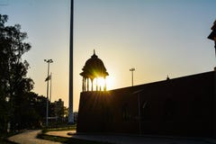 Ηλιοβασίλεμα μέσω του οχυρού στοκ εικόνες Ηλιοβασίλεμα μέσω του οχυρού στοκ εικόνες