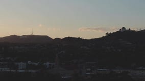 Ηλιοβασίλεμα με μια άποψη του σημαδιού Hollywood και Griffith του παρατηρητήριου απόθεμα βίντεο Ηλιοβασίλεμα με μια άποψη του σημαδιού Hollywood και Griffith του παρατηρητήριου απόθεμα βίντεο