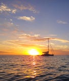 Ηλιοβασίλεμα πίσω από κρουαζιέρας sailboat στις Μπαχάμες στοκ εικόνες με δικαίωμα ελεύθερης χρήσης Ηλιοβασίλεμα πίσω από κρουαζιέρας sailboat στις Μπαχάμες στοκ εικόνες με δικαίωμα ελεύθερης χρήσης