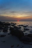 Ηλιοβασίλεμα στην παραλία με τους βράχους στοκ εικόνα Ηλιοβασίλεμα στην παραλία με τους βράχους στοκ εικόνα