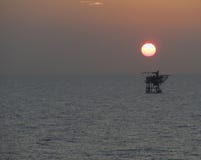 Ηλιοβασίλεμα στην πλατφόρμα πλατφορμών άντλησης πετρελαίου, θάλασσα Ινδονησία Natuna στοκ φωτογραφία με δικαίωμα ελεύθερης χρήσης Ηλιοβασίλεμα στην πλατφόρμα πλατφορμών άντλησης πετρελαίου, θάλασσα Ινδονησία Natuna στοκ φωτογραφία με δικαίωμα ελεύθερης χρήσης