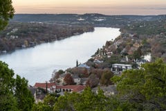 Ηλιοβασίλεμα στο υποστήριγμα Bonnell στο Ώστιν, Τέξας στοκ εικόνα Ηλιοβασίλεμα στο υποστήριγμα Bonnell στο Ώστιν, Τέξας στοκ εικόνα