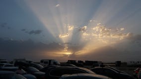 Ηλιοβασίλεμα στο χώρο στάθμευσης στοκ εικόνες Ηλιοβασίλεμα στο χώρο στάθμευσης στοκ εικόνες