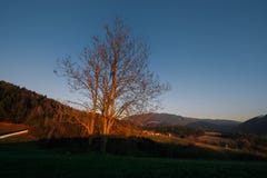 Ηλιοβασίλεμα στους styrian λόφους στοκ εικόνα Ηλιοβασίλεμα στους styrian λόφους στοκ εικόνα