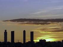 Ηλιοβασίλεμα της Νίκαιας στη Μαδρίτη με τους τέσσερις πύργους σύνθετους στοκ εικόνες με δικαίωμα ελεύθερης χρήσης Ηλιοβασίλεμα της Νίκαιας στη Μαδρίτη με τους τέσσερις πύργους σύνθετους στοκ εικόνες με δικαίωμα ελεύθερης χρήσης