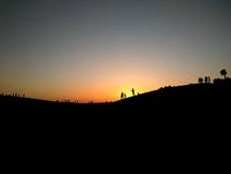 ηλιοβασίλεμα όταν ο ήλιος είναι πίσω από τον ορίζοντα που παρουσιάζει μαύρες σκιαγραφίες όπου μπορούμε να δούμε τη διαφορετική απ στοκ εικόνες ηλιοβασίλεμα όταν ο ήλιος είναι πίσω από τον ορίζοντα που παρουσιάζει μαύρες σκιαγραφίες όπου μπορούμε να δούμε τη διαφορετική απ στοκ εικόνες