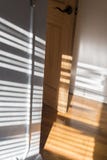 Ηλιοφώτιστη πόρτα σε ένα διαμέρισμα πόλεων στοκ φωτογραφία Ηλιοφώτιστη πόρτα σε ένα διαμέρισμα πόλεων στοκ φωτογραφία