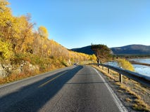 Ηλιόλουστος δρόμος φθινοπώρου στη Alta Finnmark Νορβηγία στοκ εικόνα Ηλιόλουστος δρόμος φθινοπώρου στη Alta Finnmark Νορβηγία στοκ εικόνα