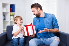 Ημέρα πατέρων ` s ή έννοια Χριστουγέννων - λίγος γιος και τα WI πατέρων του Στοκ Φωτογραφία Ημέρα πατέρων ` s ή έννοια Χριστουγέννων - λίγος γιος και τα WI πατέρων του Στοκ Φωτογραφία