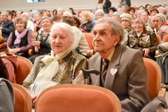 Ημέρα του ηλικιωμένου προσώπου στη Ρωσία, μια συναυλία στο σπίτι του πολιτισμού, στοκ φωτογραφία Ημέρα του ηλικιωμένου προσώπου στη Ρωσία, μια συναυλία στο σπίτι του πολιτισμού, στοκ φωτογραφία