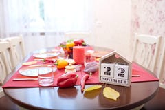 Ημερολόγιο με ένα στις 22 Νοεμβρίου ημερομηνίας - διακοπές ημέρας των ευχαριστιών σε ένα κόκκινο επιτραπέζιο υπόβαθρο Ημέρα των ε Στοκ Εικόνα Ημερολόγιο με ένα στις 22 Νοεμβρίου ημερομηνίας - διακοπές ημέρας των ευχαριστιών σε ένα κόκκινο επιτραπέζιο υπόβαθρο Ημέρα των ε Στοκ Εικόνα