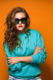 Θλιβερή νέα γυναίκα brunette πορτρέτου με την κυματιστή τρίχα στοκ φωτογραφία με δικαίωμα ελεύθερης χρήσης Θλιβερή νέα γυναίκα brunette πορτρέτου με την κυματιστή τρίχα στοκ φωτογραφία με δικαίωμα ελεύθερης χρήσης