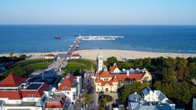 Θέρετρο Sopot στην Πολωνία και την ακτή της θάλασσας της Βαλτικής με τη SPA, την αποβάθρα και την παραλία απόθεμα βίντεο Θέρετρο Sopot στην Πολωνία και την ακτή της θάλασσας της Βαλτικής με τη SPA, την αποβάθρα και την παραλία απόθεμα βίντεο