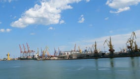 Θαλάσσιοι γερανοί λιμένων, και βιομηχανική ζώνη στο μέτωπο φορτίου του εμπορικού λιμένα θάλασσας της Οδησσός στην Ουκρανία απόθεμα βίντεο Θαλάσσιοι γερανοί λιμένων, και βιομηχανική ζώνη στο μέτωπο φορτίου του εμπορικού λιμένα θάλασσας της Οδησσός στην Ουκρανία απόθεμα βίντεο