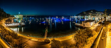Θαλάσσιος περίπατος κόλπων Avalon από τη χαρτοπαικτική λέσχη στην αποβάθρα στοκ εικόνα με δικαίωμα ελεύθερης χρήσης Θαλάσσιος περίπατος κόλπων Avalon από τη χαρτοπαικτική λέσχη στην αποβάθρα στοκ εικόνα με δικαίωμα ελεύθερης χρήσης