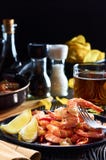 Θαλασσινά στο φραγμό, σύνθεση του μαύρου πιάτου με τα τσιπ μπύρας λεμονιών γαρίδων στοκ εικόνες με δικαίωμα ελεύθερης χρήσης Θαλασσινά στο φραγμό, σύνθεση του μαύρου πιάτου με τα τσιπ μπύρας λεμονιών γαρίδων στοκ εικόνες με δικαίωμα ελεύθερης χρήσης