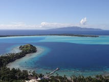 Θαυμάσια άποψη του νησιού Bora Bora με Taha ` α πίσω στοκ εικόνα με δικαίωμα ελεύθερης χρήσης Θαυμάσια άποψη του νησιού Bora Bora με Taha ` α πίσω στοκ εικόνα με δικαίωμα ελεύθερης χρήσης