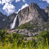 Θαυμάσια άποψη των πτώσεων Yosemite μια ηλιόλουστη ημέρα στοκ φωτογραφίες με δικαίωμα ελεύθερης χρήσης Θαυμάσια άποψη των πτώσεων Yosemite μια ηλιόλουστη ημέρα στοκ φωτογραφίες με δικαίωμα ελεύθερης χρήσης