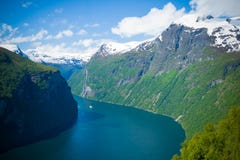 Θαυμάσιο φιορδ Geiranger o Είναι ένα τοπίο παραμυθιού με τις μεγαλοπρεπείς, χιονισμένες κορυφές βουνών του, άγριος και όμορφος στοκ φωτογραφία Θαυμάσιο φιορδ Geiranger o Είναι ένα τοπίο παραμυθιού με τις μεγαλοπρεπείς, χιονισμένες κορυφές βουνών του, άγριος και όμορφος στοκ φωτογραφία