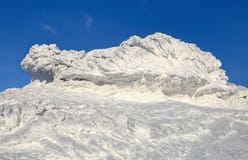 Θαυμάσιο χειμερινό τοπίο μια ηλιόλουστη ημέρα Πλασματική, φανταστική, μυστική, παγωμένη σύσταση με τον παγετό, πάγος και χιόνι στοκ φωτογραφία με δικαίωμα ελεύθερης χρήσης Θαυμάσιο χειμερινό τοπίο μια ηλιόλουστη ημέρα Πλασματική, φανταστική, μυστική, παγωμένη σύσταση με τον παγετό, πάγος και χιόνι στοκ φωτογραφία με δικαίωμα ελεύθερης χρήσης