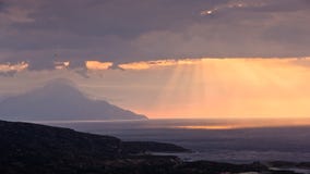 Θείος ελαφρύς, θυελλώδης ουρανός και ανατολή σε ένα τοπίο γύρω από το βουνό Athos Αγίου στοκ φωτογραφία με δικαίωμα ελεύθερης χρήσης Θείος ελαφρύς, θυελλώδης ουρανός και ανατολή σε ένα τοπίο γύρω από το βουνό Athos Αγίου στοκ φωτογραφία με δικαίωμα ελεύθερης χρήσης