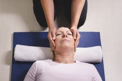 Θεράπων που κάνει τη θεραπεία reiki στην ανώτερη γυναίκα στοκ εικόνες Θεράπων που κάνει τη θεραπεία reiki στην ανώτερη γυναίκα στοκ εικόνες