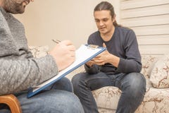 Θεραπεία διαβούλευσης ψυχολόγων, διανοητικά προβλήματα Νεαρός άνδρας που μιλά για τα προβλήματα και την κατάθλιψή του στον ψυχίατ στοκ φωτογραφίες Θεραπεία διαβούλευσης ψυχολόγων, διανοητικά προβλήματα Νεαρός άνδρας που μιλά για τα προβλήματα και την κατάθλιψή του στον ψυχίατ στοκ φωτογραφίες