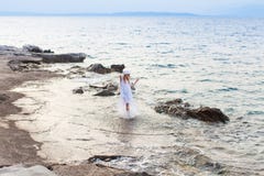 Θερινές διακοπές στη θάλασσα, γυναίκα που περπατούν στην παραλία στοκ εικόνες με δικαίωμα ελεύθερης χρήσης Θερινές διακοπές στη θάλασσα, γυναίκα που περπατούν στην παραλία στοκ εικόνες με δικαίωμα ελεύθερης χρήσης