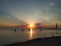 Θερινό ηλιοβασίλεμα στην Άγιος-Πετρούπολη στοκ φωτογραφία με δικαίωμα ελεύθερης χρήσης Θερινό ηλιοβασίλεμα στην Άγιος-Πετρούπολη στοκ φωτογραφία με δικαίωμα ελεύθερης χρήσης