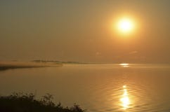 Θερινός ήλιος πέρα από τη misty λίμνη Μαλακό υπόβαθρο στοκ εικόνα Θερινός ήλιος πέρα από τη misty λίμνη Μαλακό υπόβαθρο στοκ εικόνα