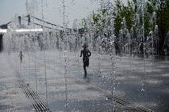 Θερινός χρόνος στη μητρόπολη στοκ εικόνα με δικαίωμα ελεύθερης χρήσης Θερινός χρόνος στη μητρόπολη στοκ εικόνα με δικαίωμα ελεύθερης χρήσης