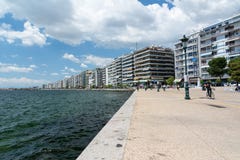 ΘΕΣΣΑΛΟΝΙΚΗ, ΕΛΛΑΔΑ - 29 ΜΑΐΟΥ 2017: Η προκυμαία Θεσσαλονίκης, Ελλάδα μια ηλιόλουστη ημέρα στοκ εικόνες ΘΕΣΣΑΛΟΝΙΚΗ, ΕΛΛΑΔΑ - 29 ΜΑΐΟΥ 2017: Η προκυμαία Θεσσαλονίκης, Ελλάδα μια ηλιόλουστη ημέρα στοκ εικόνες