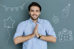 Θετικό άτομο που αισθάνεται ευτυχές ενώ έχοντας μια γιορτή γενεθλίων στοκ φωτογραφία με δικαίωμα ελεύθερης χρήσης Θετικό άτομο που αισθάνεται ευτυχές ενώ έχοντας μια γιορτή γενεθλίων στοκ φωτογραφία με δικαίωμα ελεύθερης χρήσης