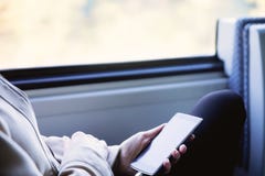 Θηλυκά χέρια που χρησιμοποιούν το κινητό τηλέφωνο στο τραίνο στοκ φωτογραφίες με δικαίωμα ελεύθερης χρήσης Θηλυκά χέρια που χρησιμοποιούν το κινητό τηλέφωνο στο τραίνο στοκ φωτογραφίες με δικαίωμα ελεύθερης χρήσης