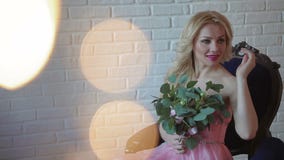 Θηλυκή πρότυπη τοποθέτηση βλαστών φωτογραφιών μόδας, όμορφο θηλυκό πρότυπο φιλμ μικρού μήκους Θηλυκή πρότυπη τοποθέτηση βλαστών φωτογραφιών μόδας, όμορφο θηλυκό πρότυπο φιλμ μικρού μήκους
