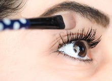 Θηλυκή τελική αφή του makeup στην ακραία κινηματογράφηση σε πρώτο πλάνο Στοκ Φωτογραφίες Θηλυκή τελική αφή του makeup στην ακραία κινηματογράφηση σε πρώτο πλάνο Στοκ Φωτογραφίες