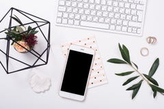 θηλυκό tabletop flatlay με το πρότυπο smartphone στοκ φωτογραφίες θηλυκό tabletop flatlay με το πρότυπο smartphone στοκ φωτογραφίες