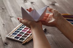 Θηλυκό έτοιμο μάθημα educare do στο origami τεχνών εγγράφου στοκ φωτογραφίες Θηλυκό έτοιμο μάθημα educare do στο origami τεχνών εγγράφου στοκ φωτογραφίες