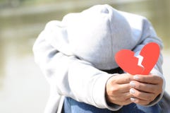 Θηλυκό που προσφέρει τη σπασμένη καρδιά στα χέρια στοκ φωτογραφία Θηλυκό που προσφέρει τη σπασμένη καρδιά στα χέρια στοκ φωτογραφία