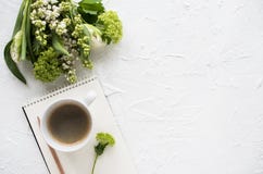 Θηλυκός flatlay με τα λουλούδια και ccoffee άσπρο tabletop στοκ φωτογραφίες Θηλυκός flatlay με τα λουλούδια και ccoffee άσπρο tabletop στοκ φωτογραφίες