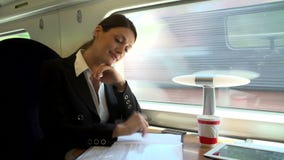 Θηλυκός κάτοχος διαρκούς εισιτήριου με τον καφέ στο τραίνο που λειτουργεί στο έγγραφο απόθεμα βίντεο Θηλυκός κάτοχος διαρκούς εισιτήριου με τον καφέ στο τραίνο που λειτουργεί στο έγγραφο απόθεμα βίντεο