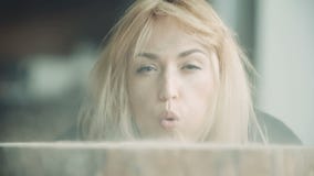Θηλυκός ξυλουργός που βγάζει από τη θέση που ήταν το πριονίδι στο κολόβωμα δέντρων απόθεμα βίντεο Θηλυκός ξυλουργός που βγάζει από τη θέση που ήταν το πριονίδι στο κολόβωμα δέντρων απόθεμα βίντεο