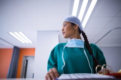 Θηλυκός χειρούργος που κοιτάζει μακριά Στοκ Εικόνες Θηλυκός χειρούργος που κοιτάζει μακριά Στοκ Εικόνες