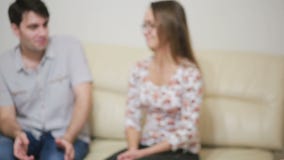 Θηλυκός ψυχολόγος που βοηθά το ανησυχημένο νέο ζεύγος Οικογενειακή θεραπεία φιλμ μικρού μήκους Θηλυκός ψυχολόγος που βοηθά το ανησυχημένο νέο ζεύγος Οικογενειακή θεραπεία φιλμ μικρού μήκους