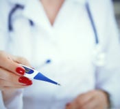 Θηλυκά χέρια γιατρών ` s που δίνουν το κλινικό θερμόμετρο Προσωπικό υγειονομικής περίθαλψης, έννοια ιατρικής Στοκ Εικόνες Θηλυκά χέρια γιατρών ` s που δίνουν το κλινικό θερμόμετρο Προσωπικό υγειονομικής περίθαλψης, έννοια ιατρικής Στοκ Εικόνες